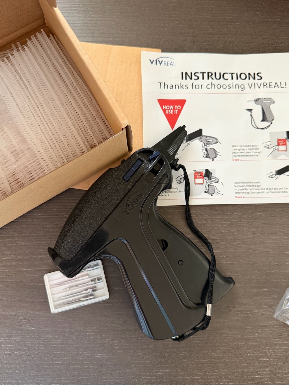 VIVREAL Tagging Gun Kit 1498 Fasteners & 6 Needles Like New